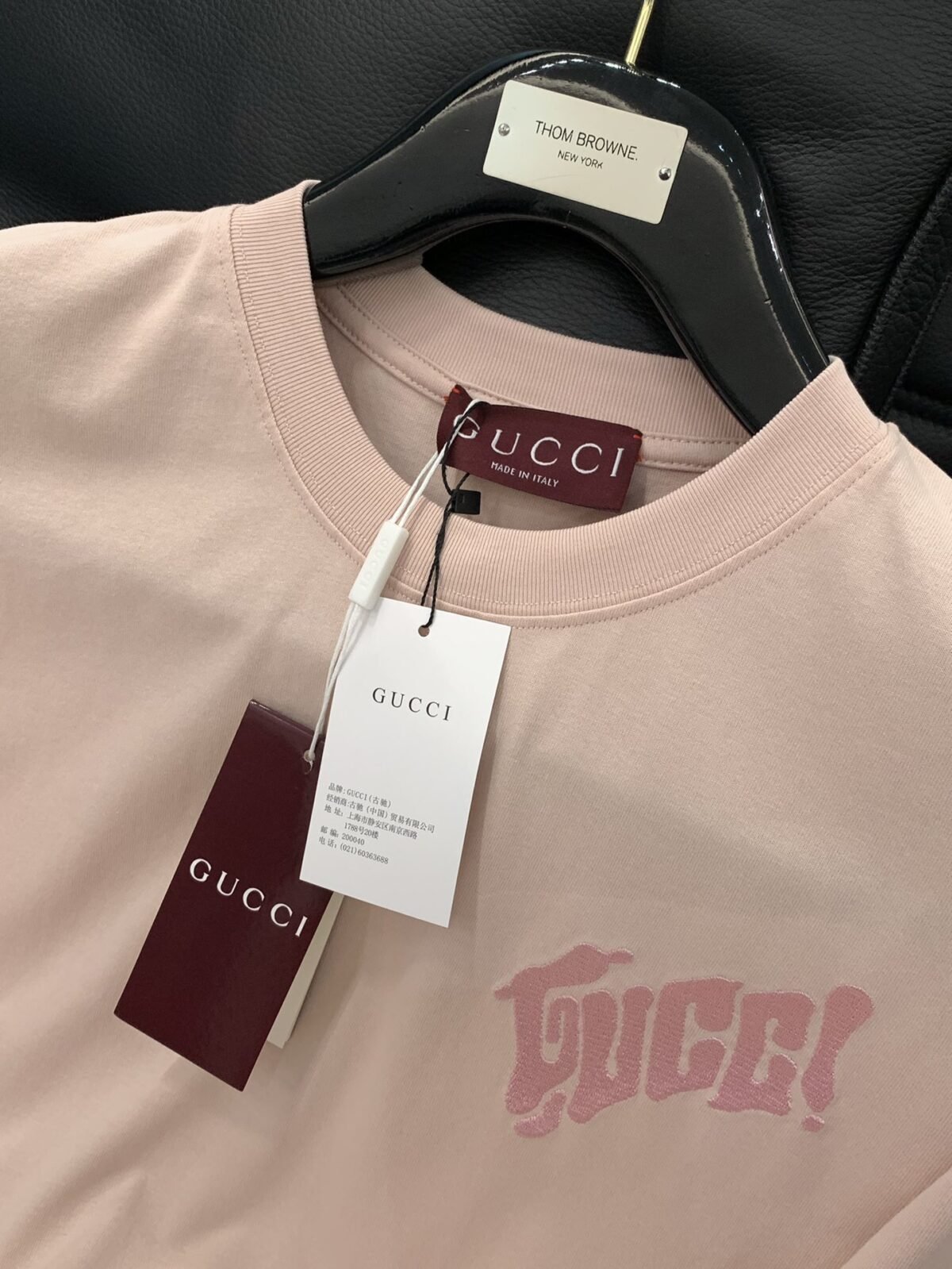 ⁦تيشيرت غوتشي عصري وعملي بياقة دائرية وأكمام قصيرة.⁩ - الصورة ⁦5⁩