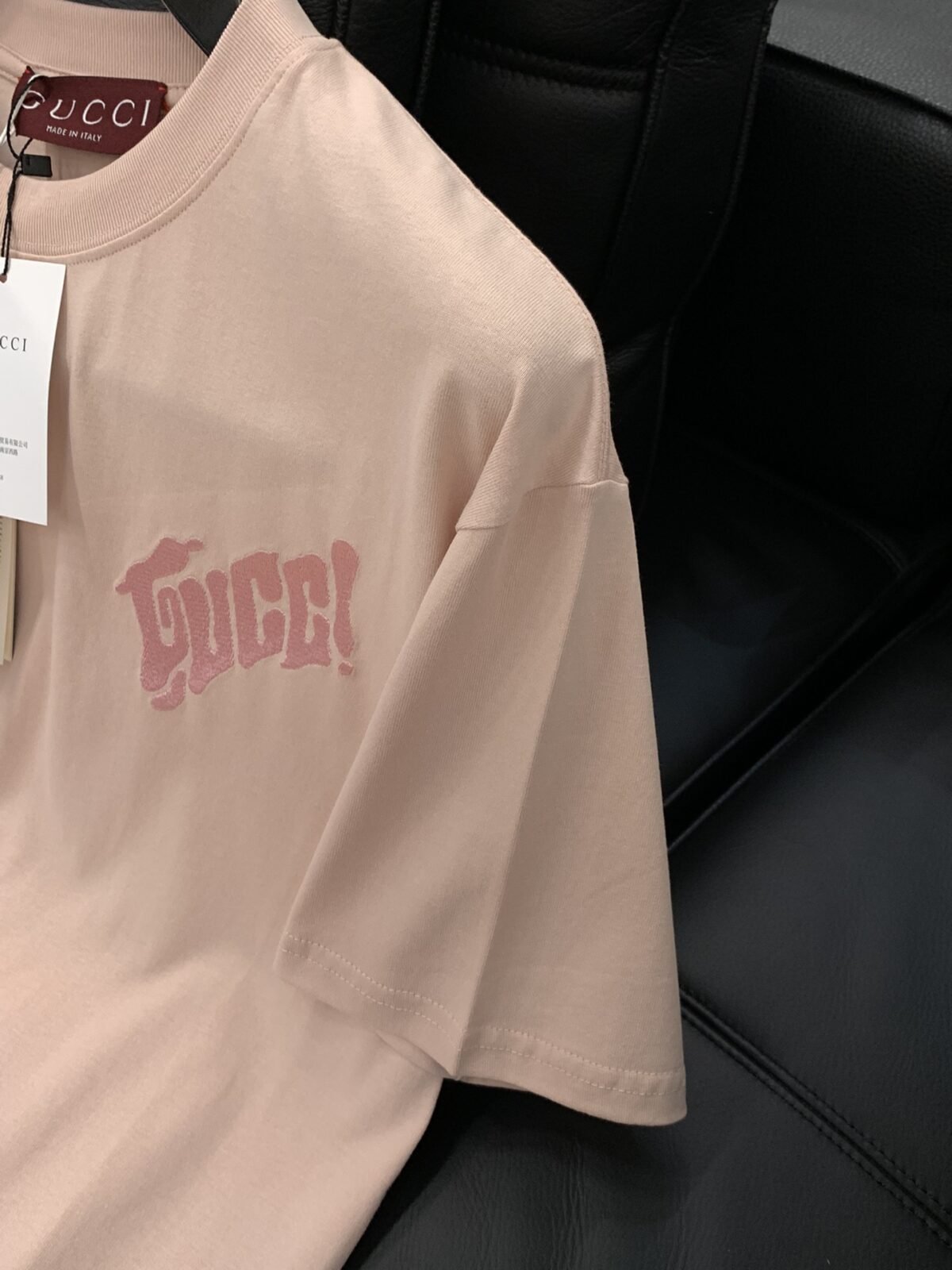 ⁦تيشيرت غوتشي عصري وعملي بياقة دائرية وأكمام قصيرة.⁩ - الصورة ⁦6⁩