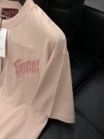 ⁦تيشيرت غوتشي عصري وعملي بياقة دائرية وأكمام قصيرة.⁩ - الصورة ⁦6⁩