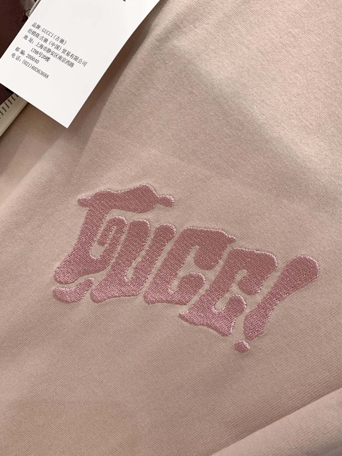 ⁦تيشيرت غوتشي عصري وعملي بياقة دائرية وأكمام قصيرة.⁩ - الصورة ⁦7⁩