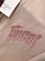 ⁦تيشيرت غوتشي عصري وعملي بياقة دائرية وأكمام قصيرة.⁩ - الصورة ⁦7⁩