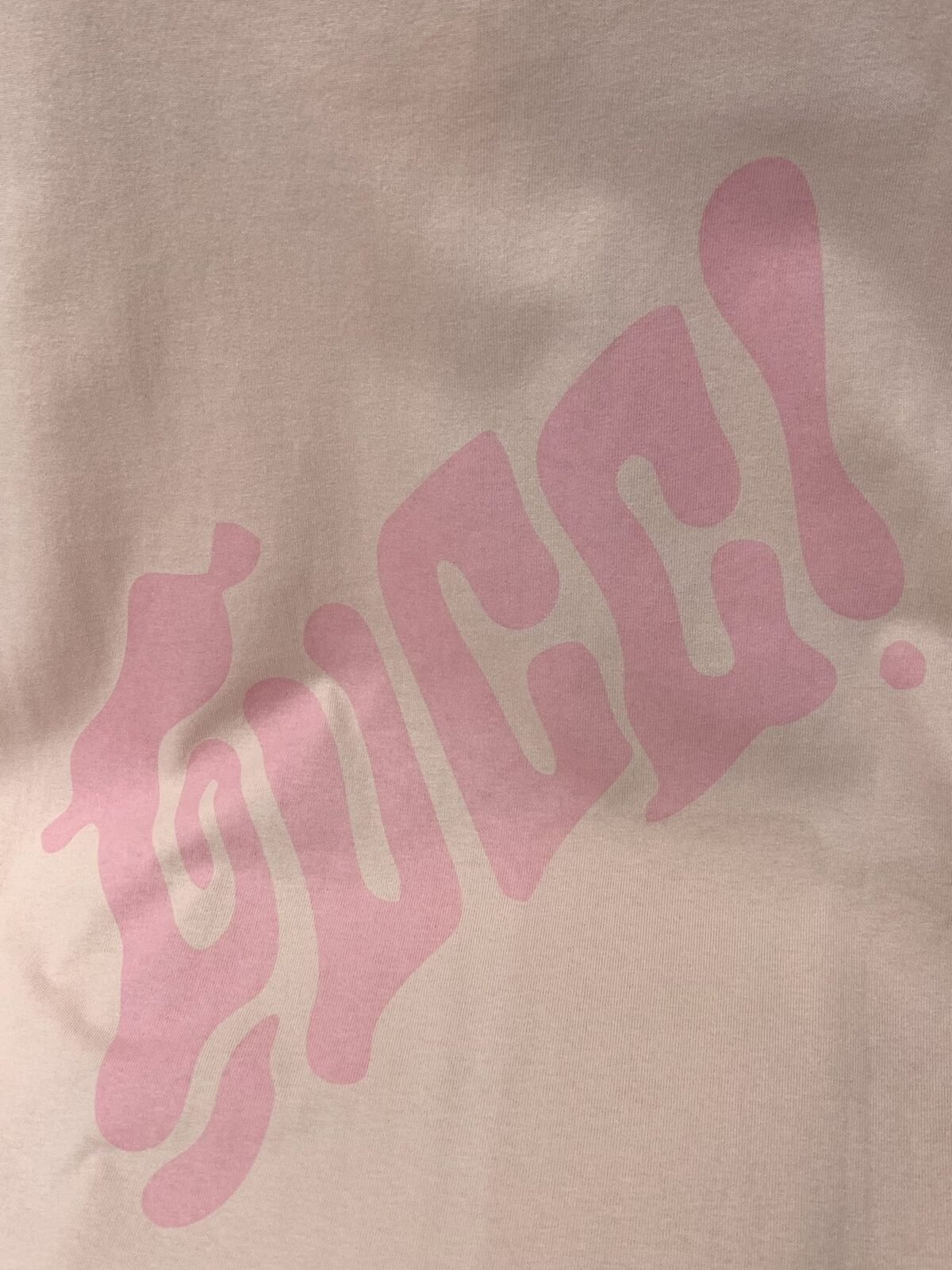 ⁦تيشيرت غوتشي عصري وعملي بياقة دائرية وأكمام قصيرة.⁩ - الصورة ⁦8⁩