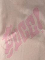 ⁦تيشيرت غوتشي عصري وعملي بياقة دائرية وأكمام قصيرة.⁩ - الصورة ⁦8⁩