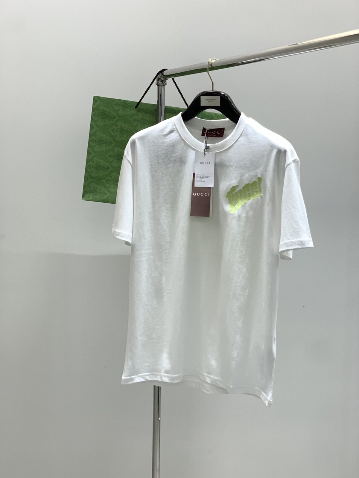 ⁦تيشيرت غوتشي عصري وعملي بياقة دائرية وأكمام قصيرة.⁩ - الصورة ⁦2⁩