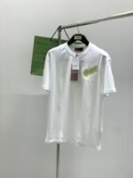 ⁦تيشيرت غوتشي عصري وعملي بياقة دائرية وأكمام قصيرة.⁩ - الصورة ⁦2⁩