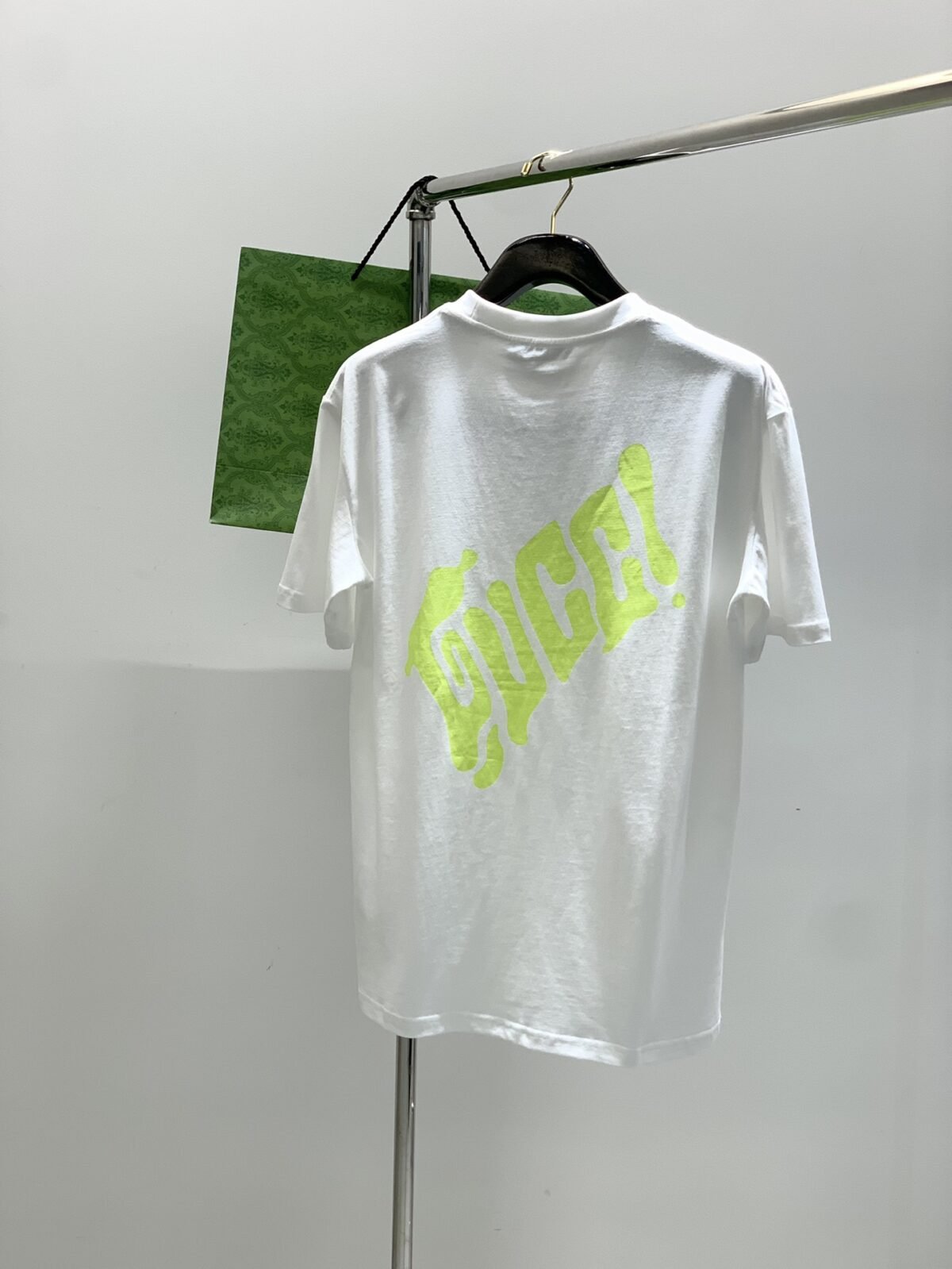 ⁦تيشيرت غوتشي عصري وعملي بياقة دائرية وأكمام قصيرة.⁩ - الصورة ⁦4⁩