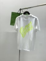 ⁦تيشيرت غوتشي عصري وعملي بياقة دائرية وأكمام قصيرة.⁩ - الصورة ⁦4⁩