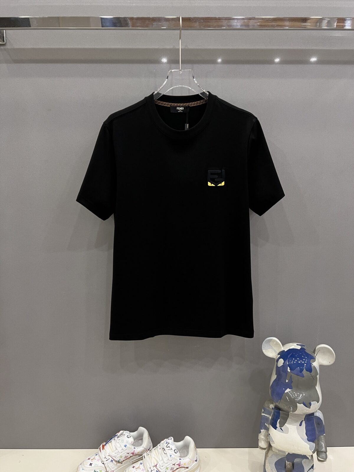 ⁦تيشيرت فندي بأكمام قصيرة⁩ - الصورة ⁦3⁩