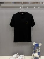 ⁦تيشيرت فندي بأكمام قصيرة⁩ - الصورة ⁦3⁩