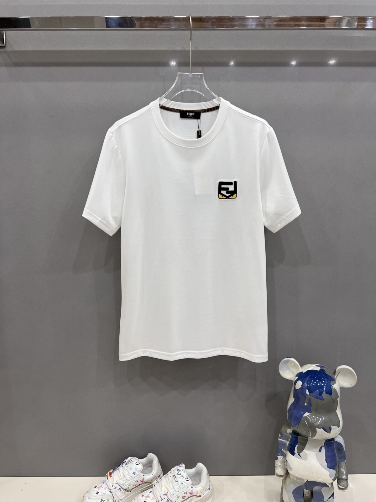 ⁦تيشيرت فندي بأكمام قصيرة⁩ - الصورة ⁦2⁩