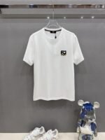 ⁦تيشيرت فندي بأكمام قصيرة⁩ - الصورة ⁦2⁩