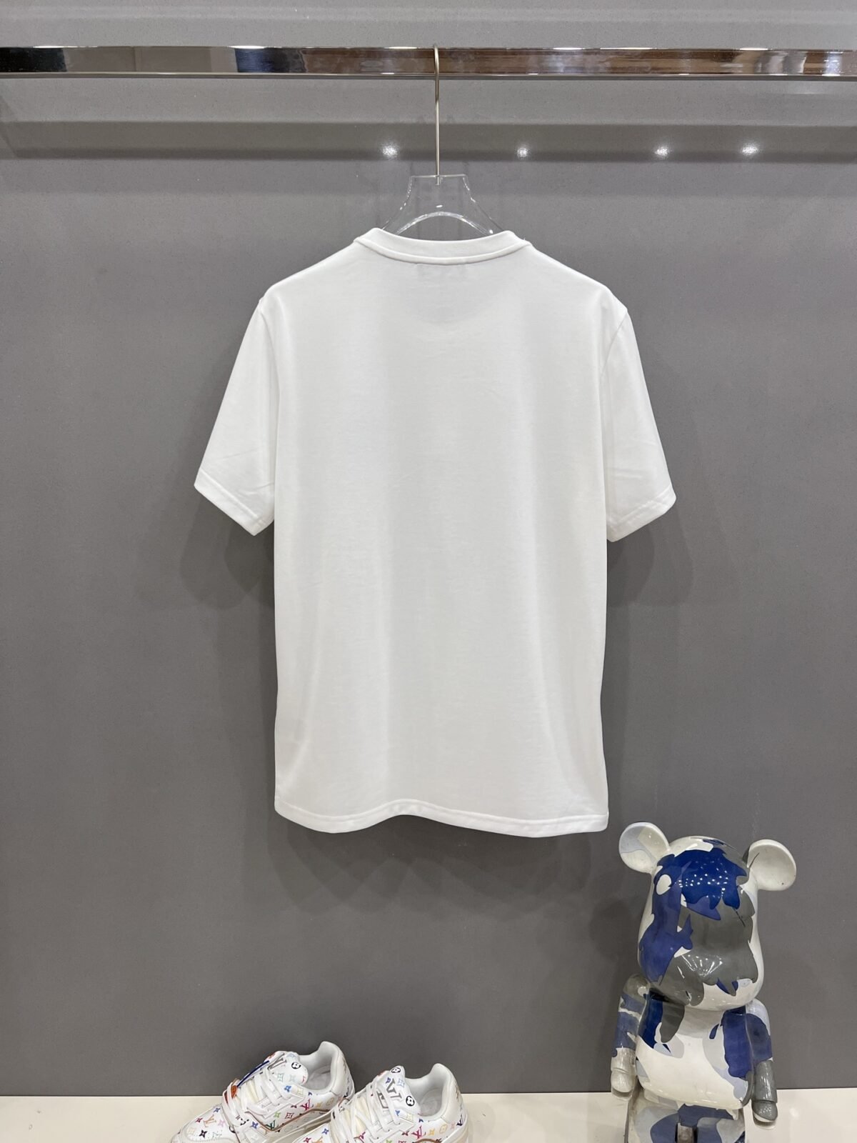 ⁦تيشيرت فندي بأكمام قصيرة⁩ - الصورة ⁦4⁩