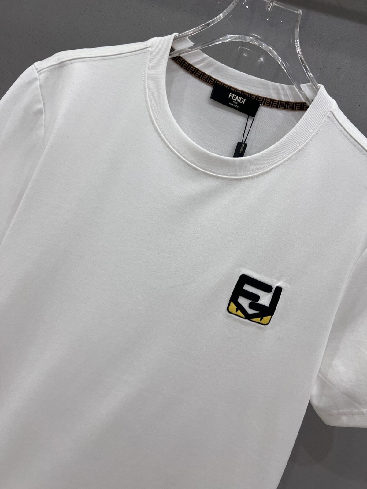 ⁦تيشيرت فندي بأكمام قصيرة⁩ - الصورة ⁦5⁩