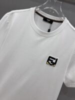 ⁦تيشيرت فندي بأكمام قصيرة⁩ - الصورة ⁦5⁩