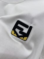 ⁦تيشيرت فندي بأكمام قصيرة⁩ - الصورة ⁦6⁩