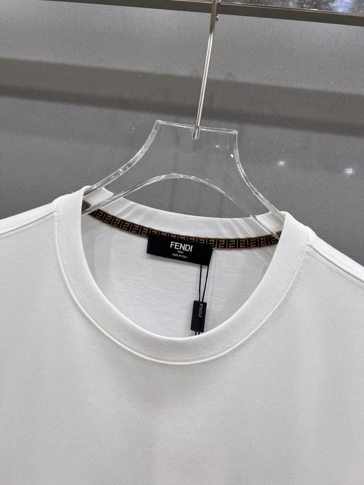 ⁦تيشيرت فندي بأكمام قصيرة⁩ - الصورة ⁦7⁩