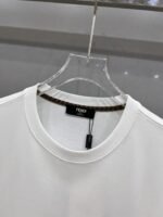 ⁦تيشيرت فندي بأكمام قصيرة⁩ - الصورة ⁦7⁩