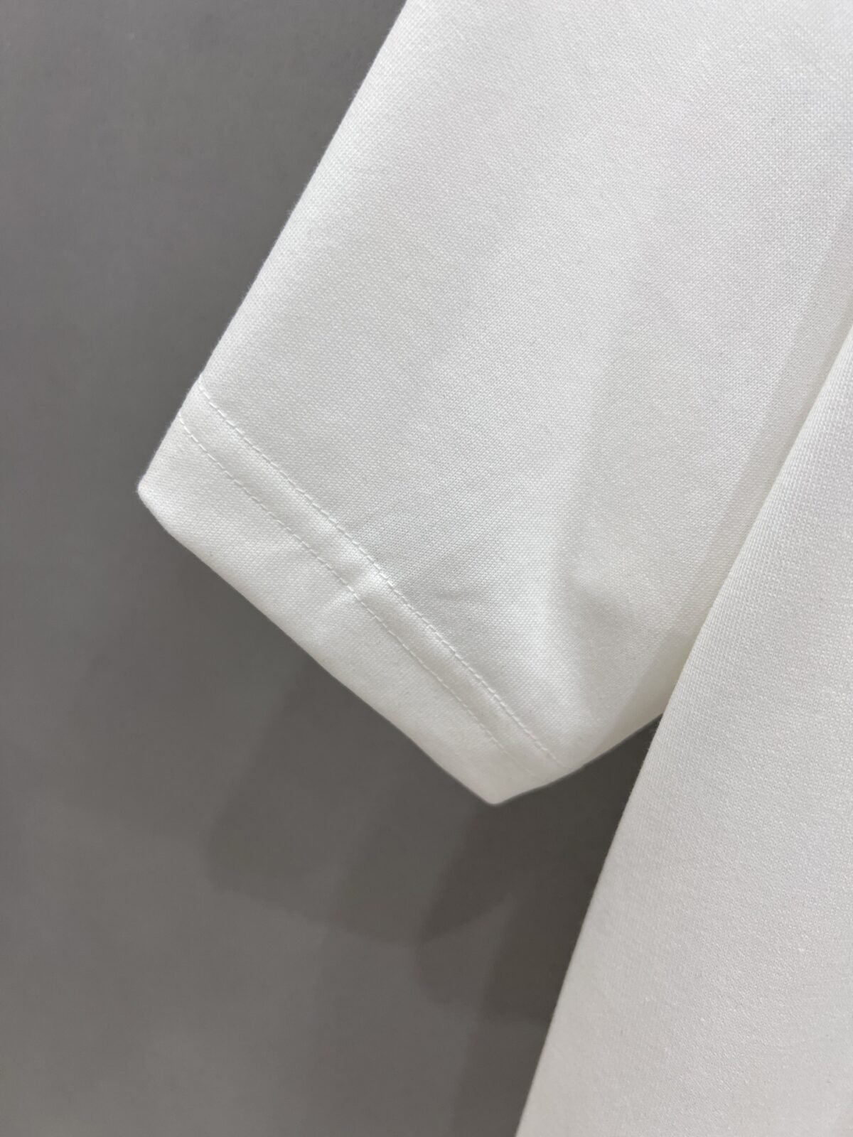 ⁦تيشيرت فندي بأكمام قصيرة⁩ - الصورة ⁦8⁩