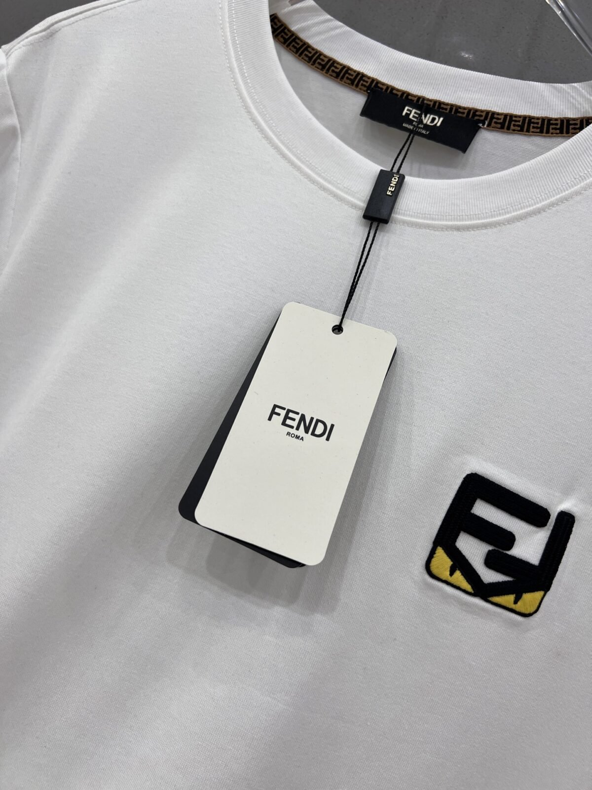 ⁦تيشيرت فندي بأكمام قصيرة⁩ - الصورة ⁦9⁩