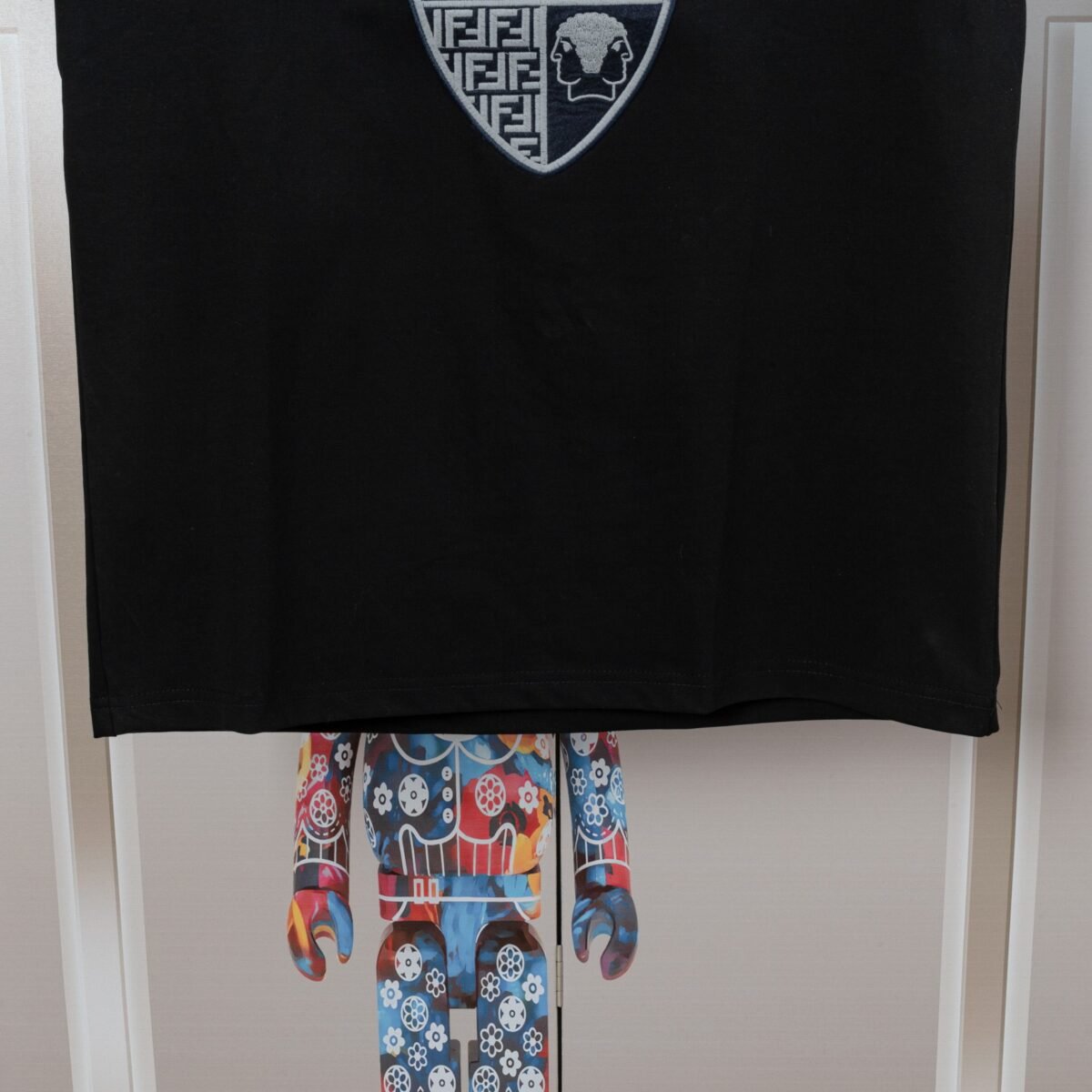 ⁦تيشيرت فندي الجديد، ربيع وصيف، كاجوال بأكمام قصيرة، مطرز.⁩ - الصورة ⁦7⁩