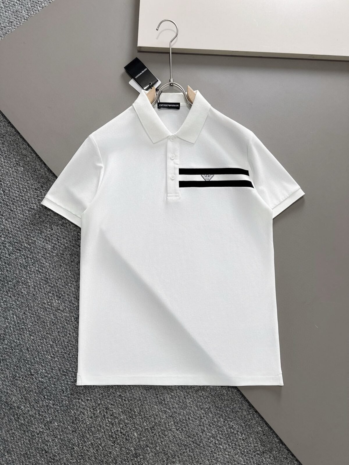 ⁦تيشيرت بولو من أرماني، مصنوع من قطن ناعم ومريح وجيد التهوية، بأكمام قصيرة.⁩ - الصورة ⁦1⁩