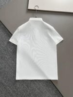 ⁦تيشيرت بولو من أرماني، مصنوع من قطن ناعم ومريح وجيد التهوية، بأكمام قصيرة.⁩ - الصورة ⁦2⁩