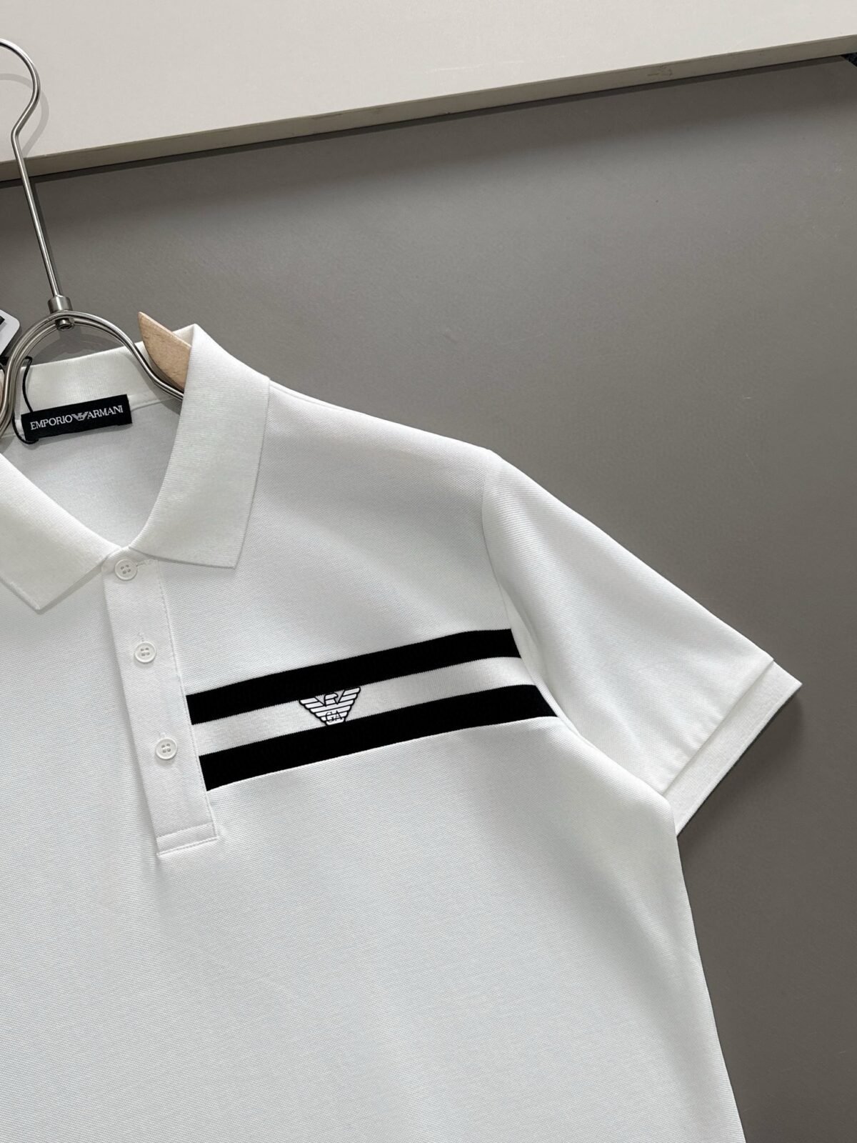 ⁦تيشيرت بولو من أرماني، مصنوع من قطن ناعم ومريح وجيد التهوية، بأكمام قصيرة.⁩ - الصورة ⁦3⁩
