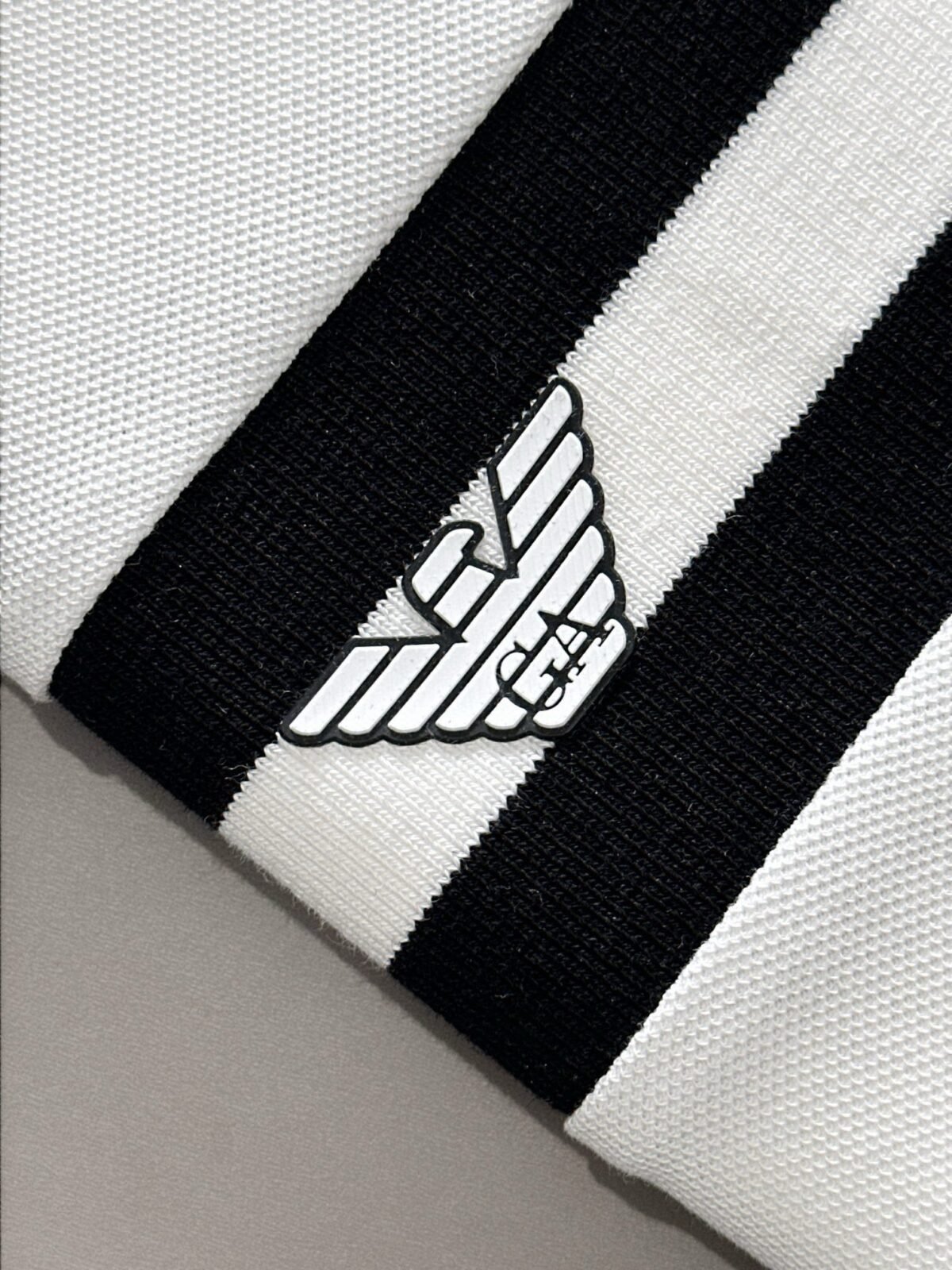 ⁦تيشيرت بولو من أرماني، مصنوع من قطن ناعم ومريح وجيد التهوية، بأكمام قصيرة.⁩ - الصورة ⁦4⁩