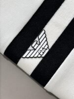 ⁦تيشيرت بولو من أرماني، مصنوع من قطن ناعم ومريح وجيد التهوية، بأكمام قصيرة.⁩ - الصورة ⁦4⁩