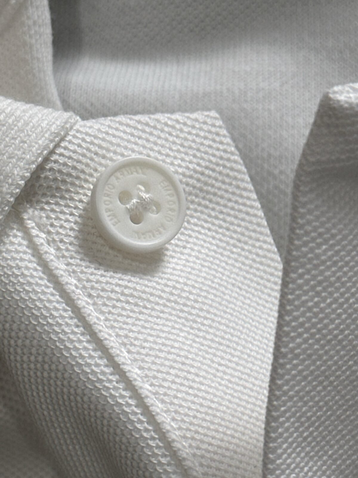 ⁦تيشيرت بولو من أرماني، مصنوع من قطن ناعم ومريح وجيد التهوية، بأكمام قصيرة.⁩ - الصورة ⁦5⁩