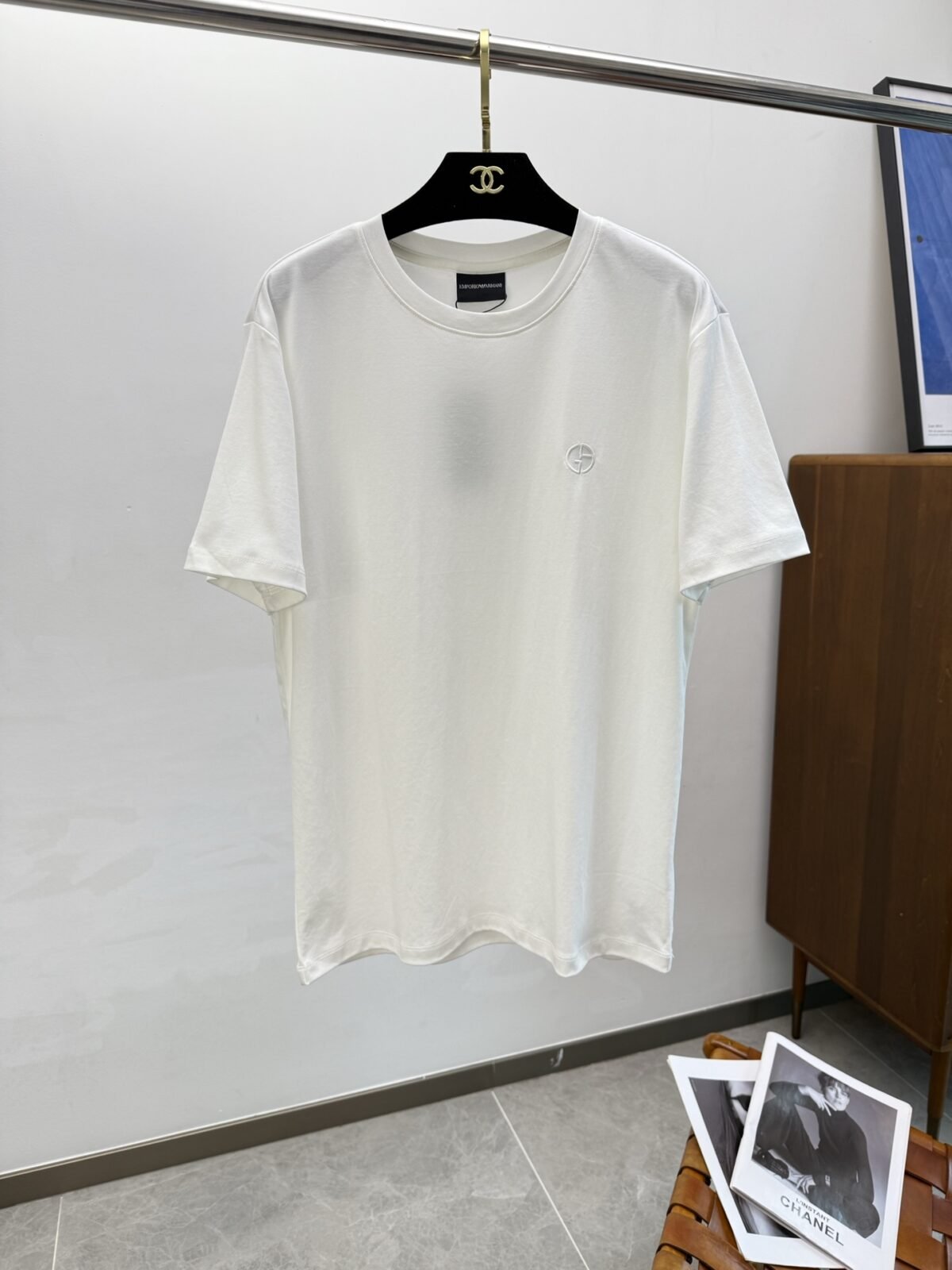 ⁦تيشيرت أرماني مطرز بشعار أرماني ثلاثي الأبعاد، بأكمام قصيرة وياقة دائرية⁩ - الصورة ⁦4⁩