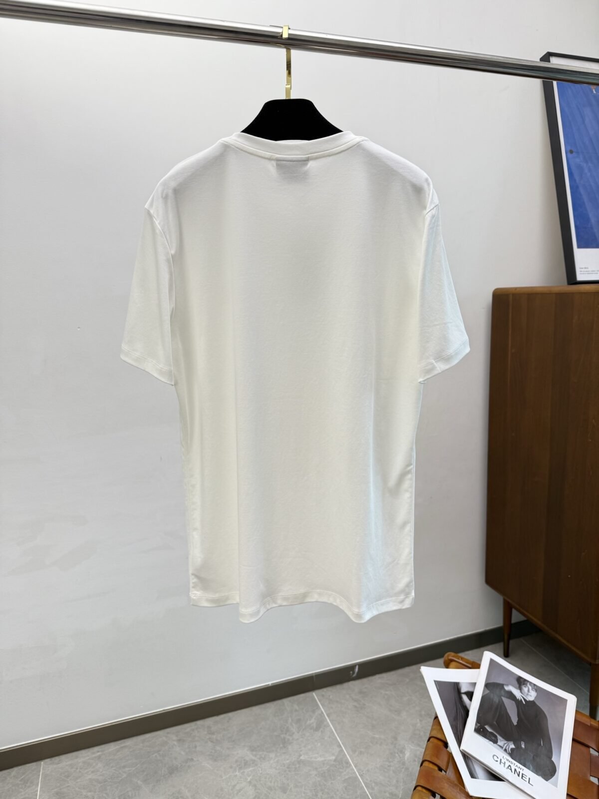 ⁦تيشيرت أرماني مطرز بشعار أرماني ثلاثي الأبعاد، بأكمام قصيرة وياقة دائرية⁩ - الصورة ⁦5⁩