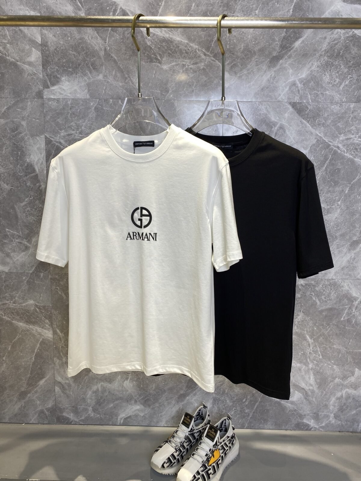 ⁦تيشيرت أرماني بأكمام قصيرة⁩ - الصورة ⁦1⁩