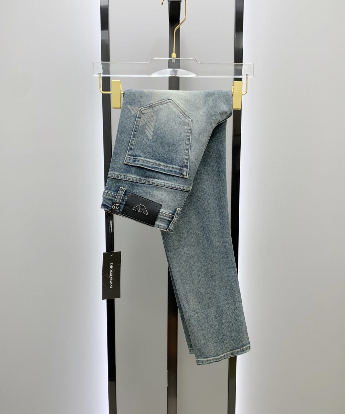 ⁦بنطال جينز رجالي من أرماني، بتصميم رسمي مميز⁩ - الصورة ⁦1⁩
