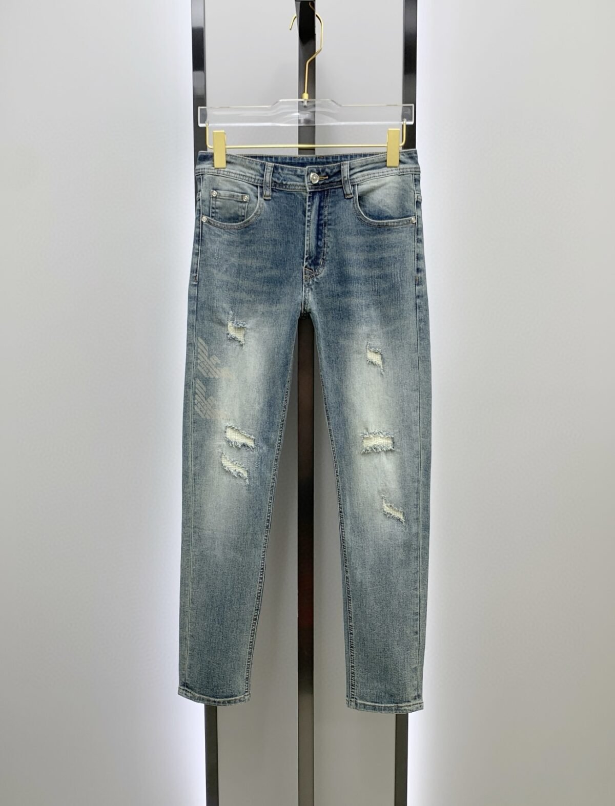 ⁦بنطال جينز رجالي من أرماني، بتصميم رسمي مميز⁩ - الصورة ⁦2⁩