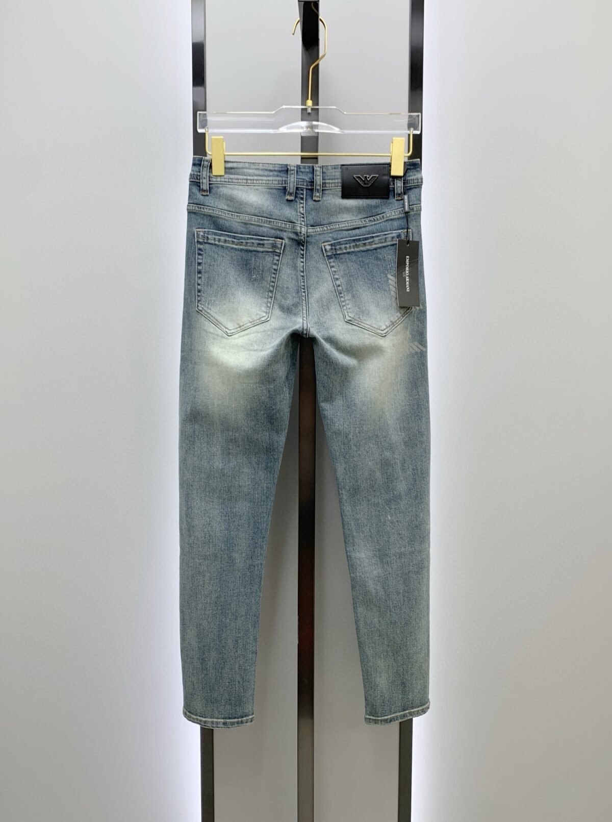 ⁦بنطال جينز رجالي من أرماني، بتصميم رسمي مميز⁩ - الصورة ⁦3⁩