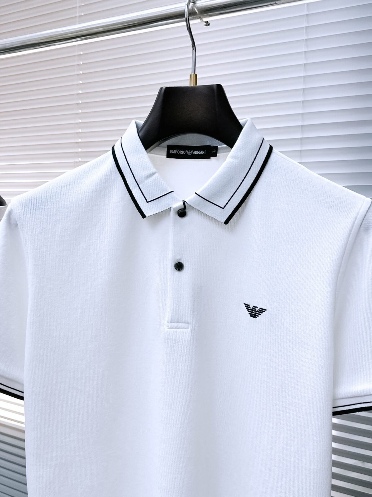 ⁦تيشيرت بولو رجالي جديد من أرماني بأكمام قصيرة وياقة دائرية⁩ - الصورة ⁦4⁩