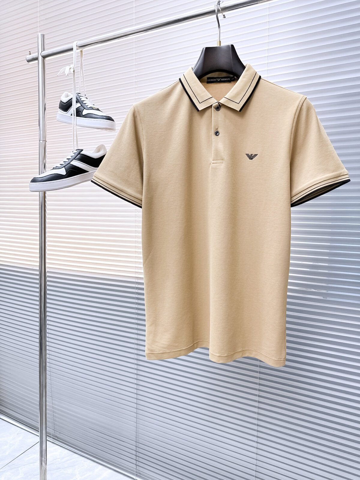 ⁦تيشيرت بولو رجالي جديد من أرماني بأكمام قصيرة وياقة دائرية⁩ - الصورة ⁦2⁩