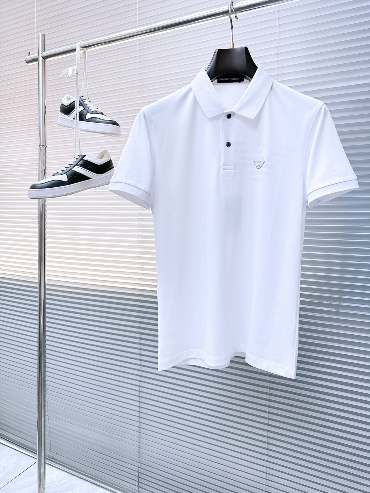 ⁦تيشيرت بولو رجالي جديد من أرماني بأكمام قصيرة وياقة دائرية⁩ - الصورة ⁦2⁩