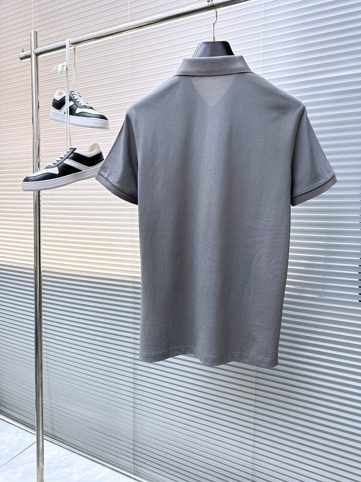 ⁦تيشيرت بولو رجالي جديد من أرماني بأكمام قصيرة وياقة دائرية⁩ - الصورة ⁦4⁩