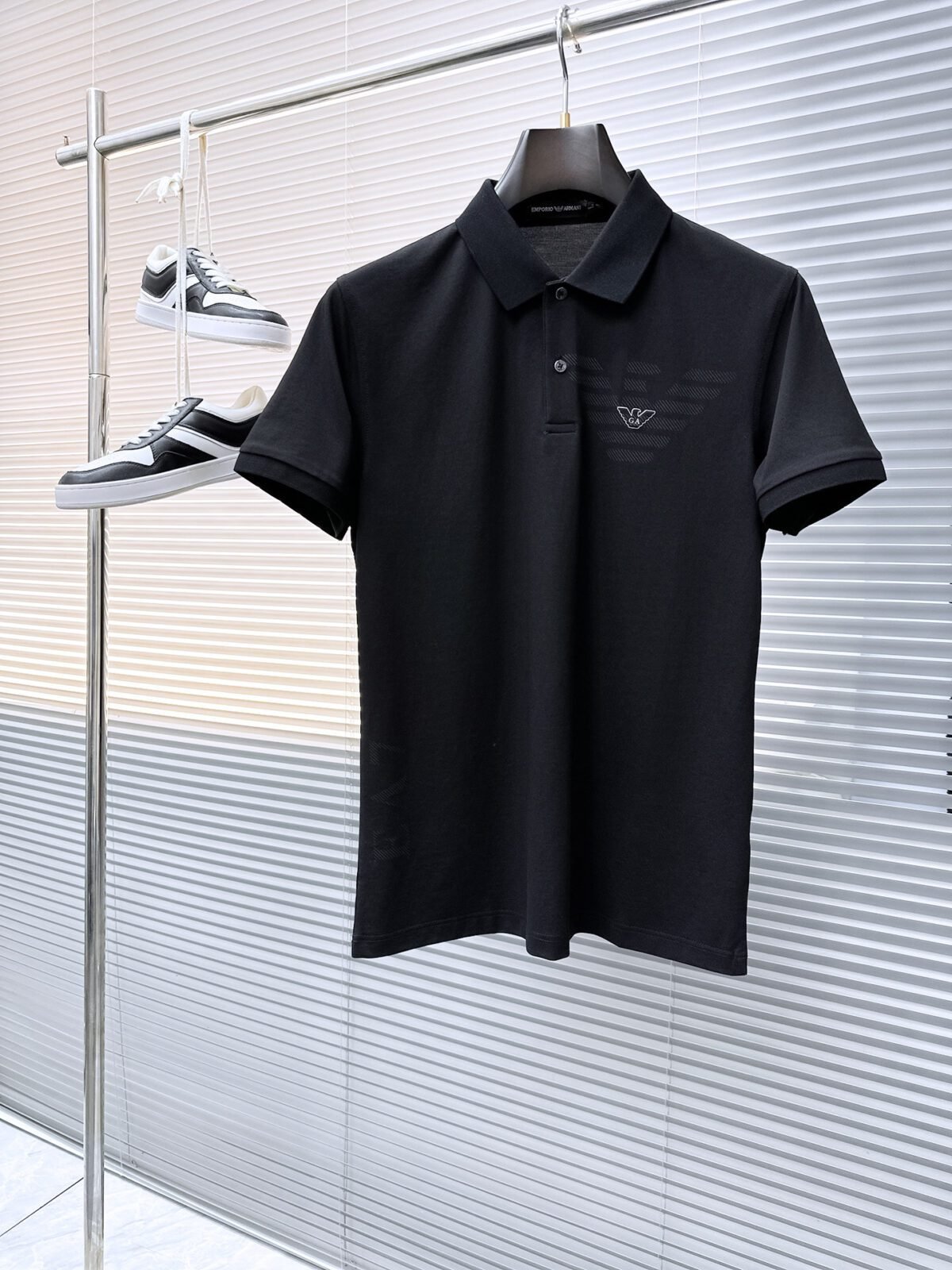 ⁦تيشيرت بولو رجالي جديد من أرماني بأكمام قصيرة وياقة دائرية⁩ - الصورة ⁦3⁩