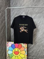 ⁦تيشيرت جديد بربري برقبة دائرية وأكمام قصيرة بشعار الفروسية⁩ - الصورة ⁦2⁩