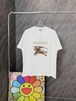 ⁦تيشيرت جديد بربري برقبة دائرية وأكمام قصيرة بشعار الفروسية⁩ - الصورة ⁦3⁩