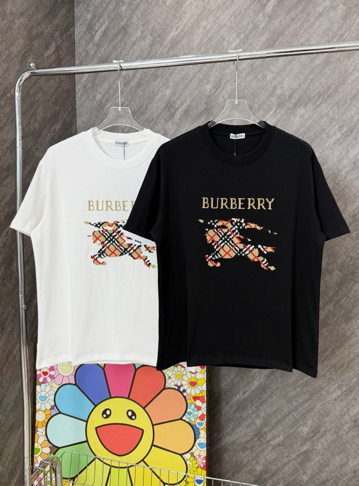 wsxc1749003727566_2 تيشيرت جديد بربري برقبة دائرية وأكمام قصيرة بشعار الفروسية - الصورة 1