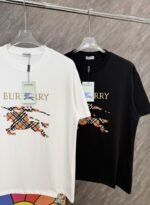 ⁦تيشيرت جديد بربري برقبة دائرية وأكمام قصيرة بشعار الفروسية⁩ - الصورة ⁦4⁩