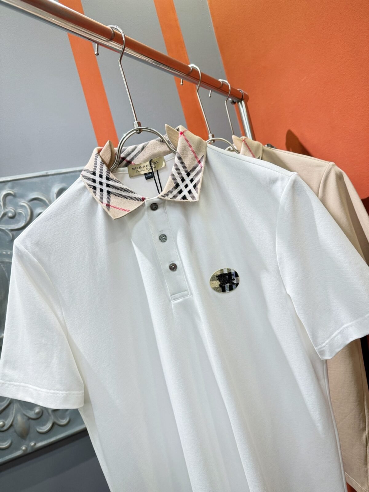 ⁦تيشيرت بولو رجالي جديد بأكمام قصيرة وياقة دائرية من بربري.⁩ - الصورة ⁦3⁩