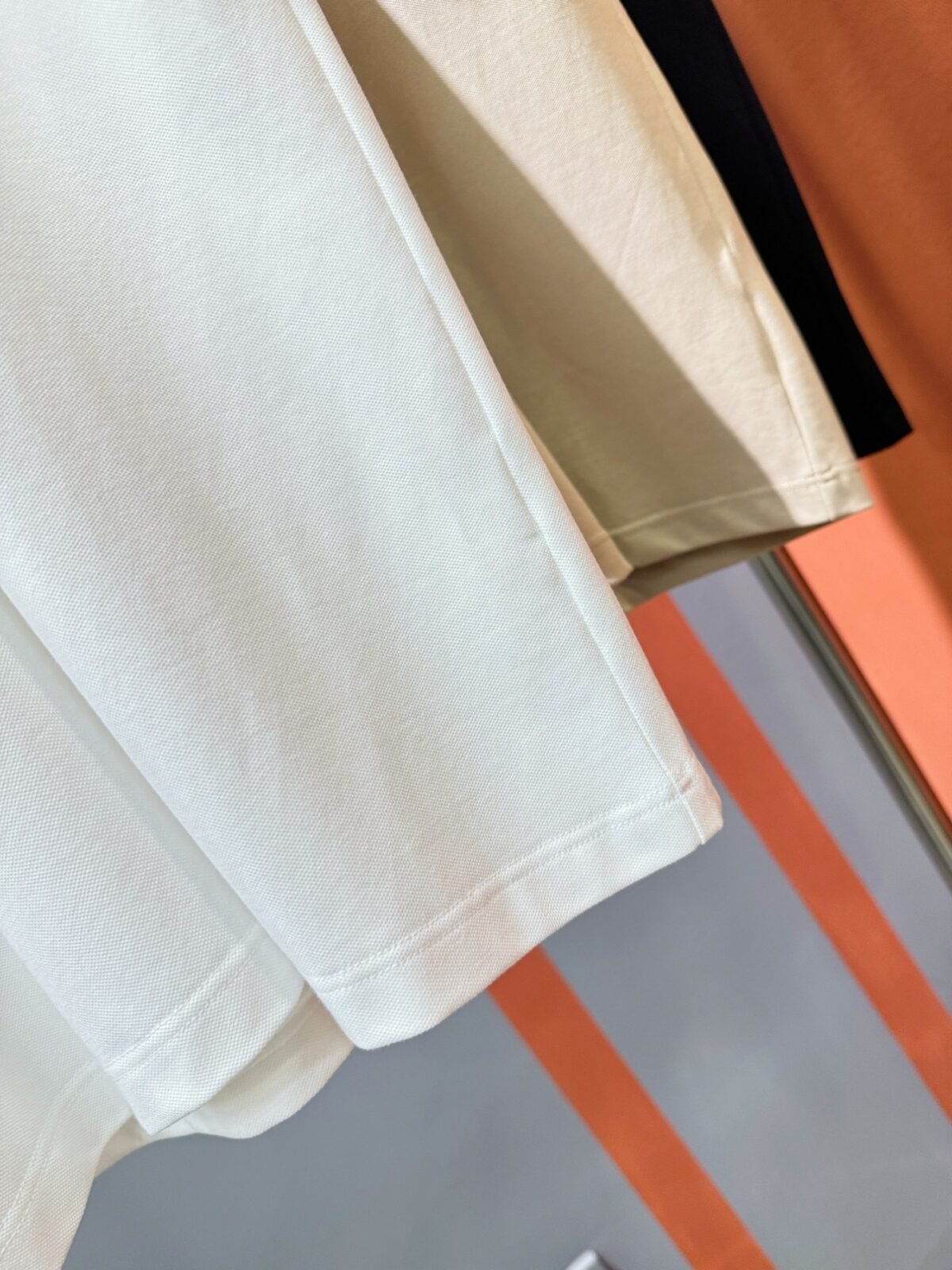 ⁦تيشيرت بولو رجالي جديد بأكمام قصيرة وياقة دائرية من بربري.⁩ - الصورة ⁦5⁩