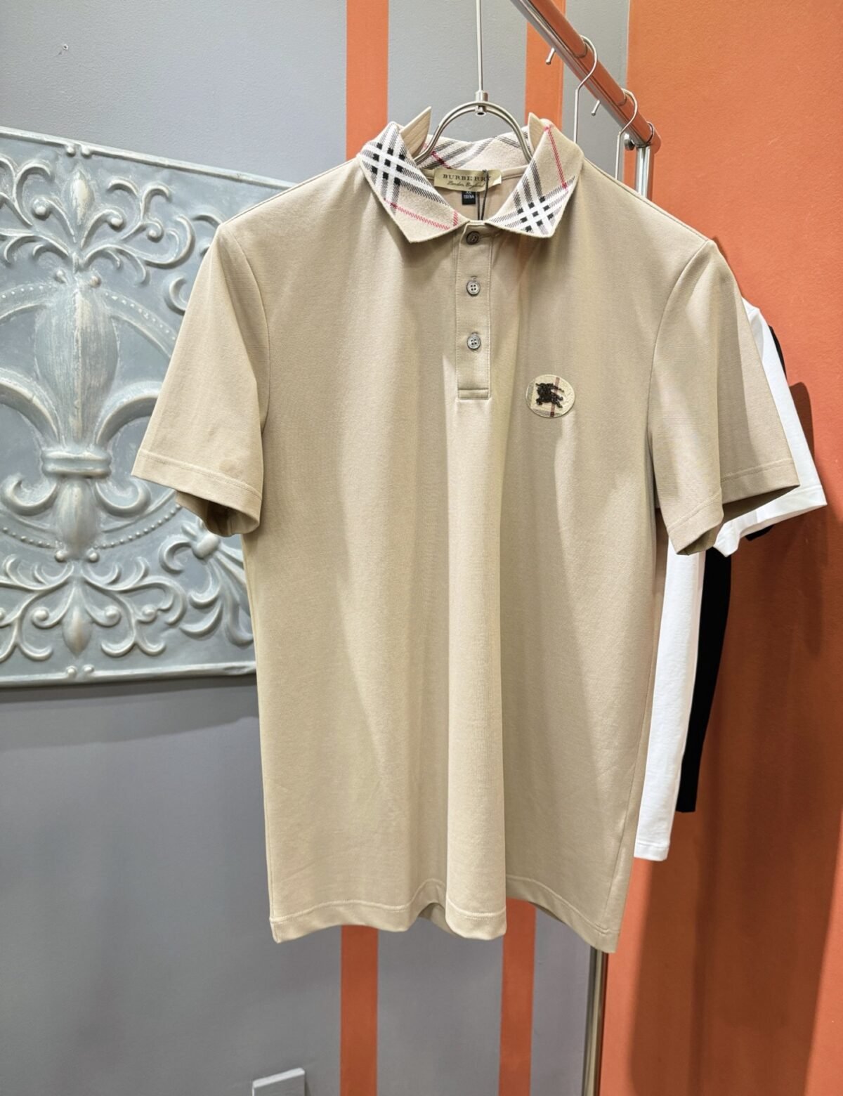 ⁦تيشيرت بولو رجالي جديد بأكمام قصيرة وياقة دائرية من بربري.⁩ - الصورة ⁦1⁩