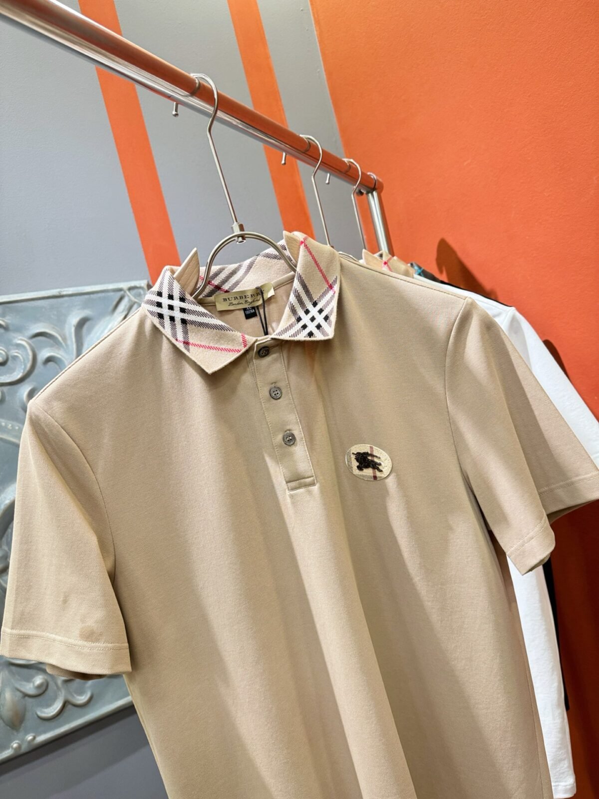 ⁦تيشيرت بولو رجالي جديد بأكمام قصيرة وياقة دائرية من بربري.⁩ - الصورة ⁦4⁩