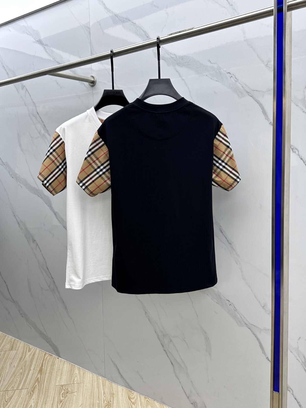 ⁦تيشيرت بربري الجديد بياقة دائرية.⁩ - الصورة ⁦3⁩